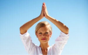 Foto mulher meditando - Microfisioterapia