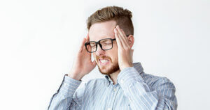 homem com enxaqueca - microfisioterapia
