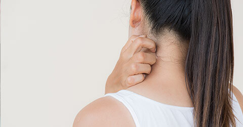 Foto mulher com Alergia Tratamento com a Microfisioterapia Foto mulher com Alergia Tratamento com a Microfisioterapia